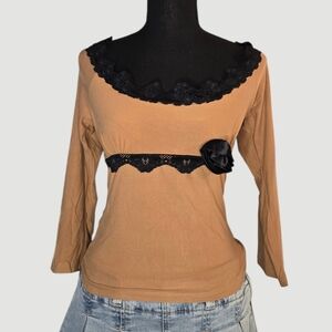 Vintage Y2k Deadstock Tan and Black Lace Trim 3/4 Sleeve Top!!